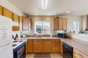 Jääkaappi, mikroaaltouuni, uuni, liesi