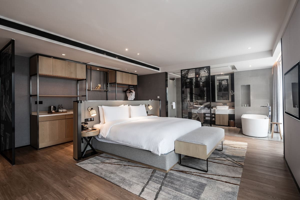 1 bedroom, premium bedding, in-room safe, laptop workspace
