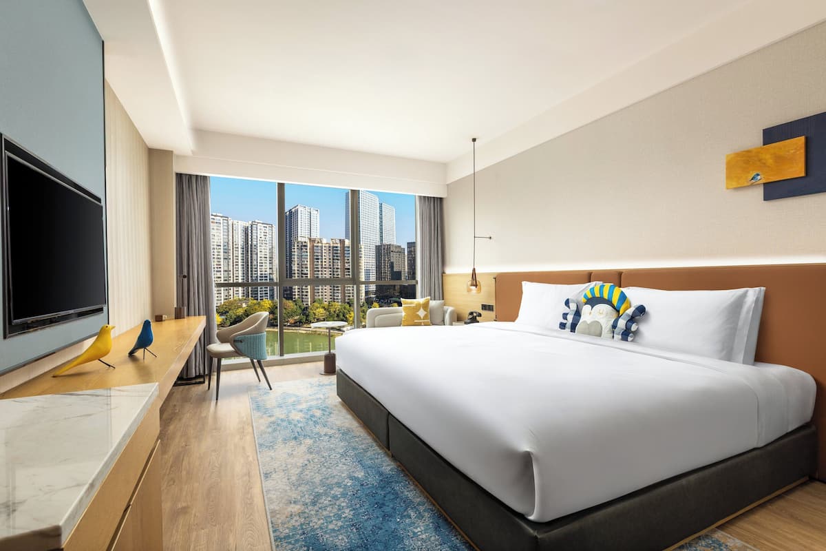 1 Super King  Standard Lake View | Premium bedding, in-room safe, laptop workspace, blackout drapes