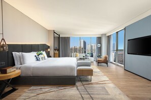 1 Super King Suite | Premium bedding, in-room safe, laptop workspace, blackout curtains - voco Chengdu High-Tech (Chengdu)