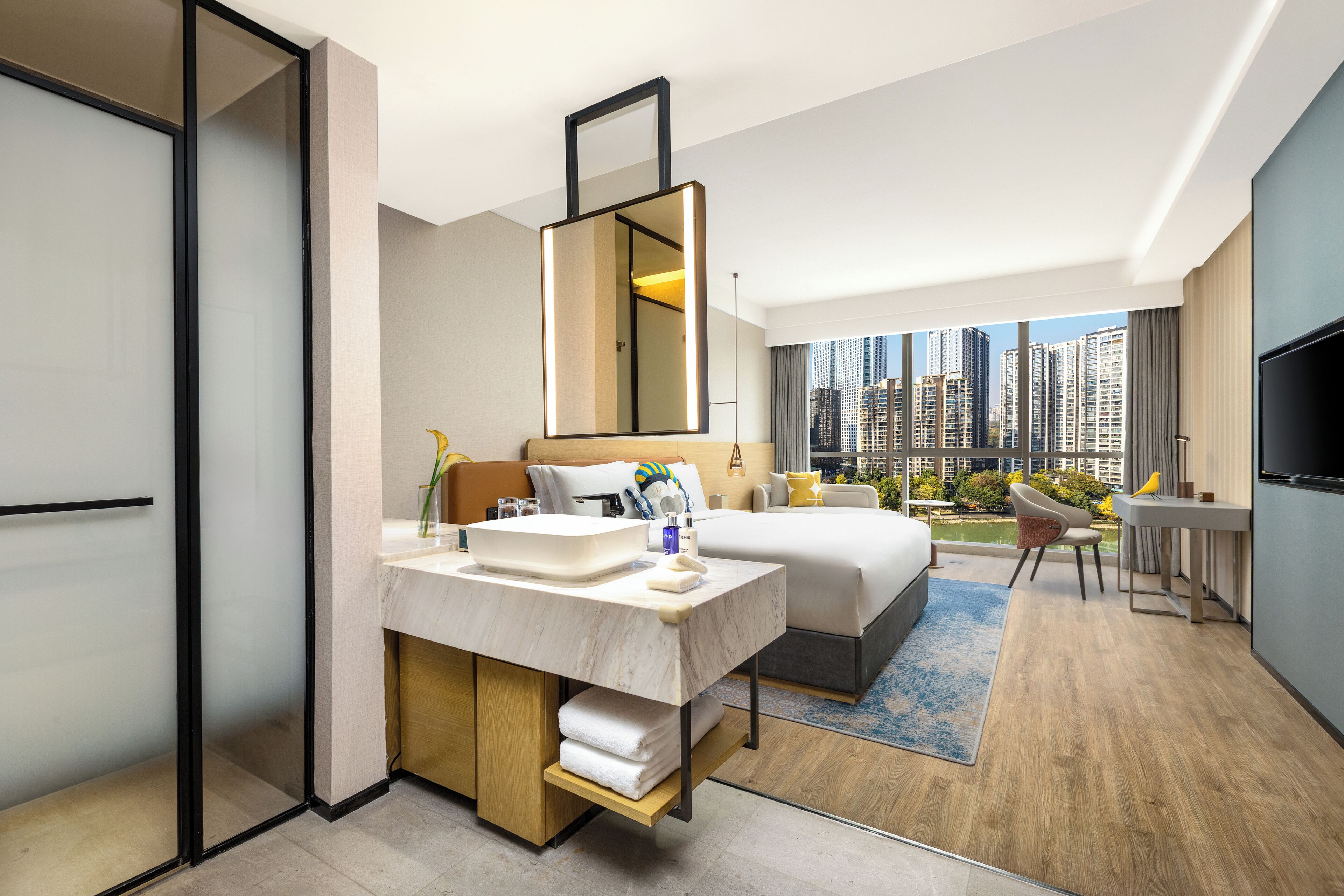 Habitación estándar, 1 cama de matrimonio grande, vistas al lago | Ropa de cama de alta calidad y caja fuerte