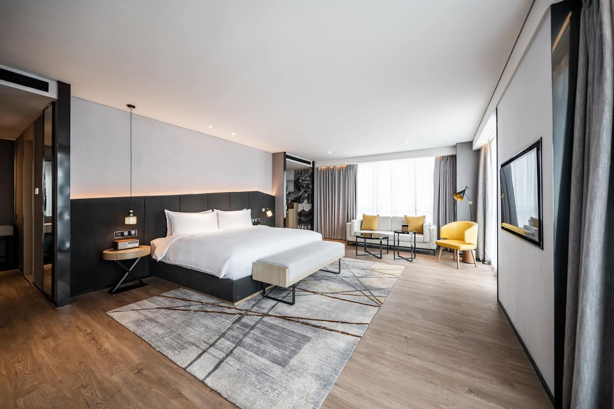 1 bedroom, premium bedding, in-room safe, laptop workspace