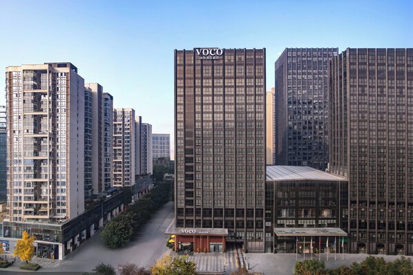 Un edificio moderno con el nombre