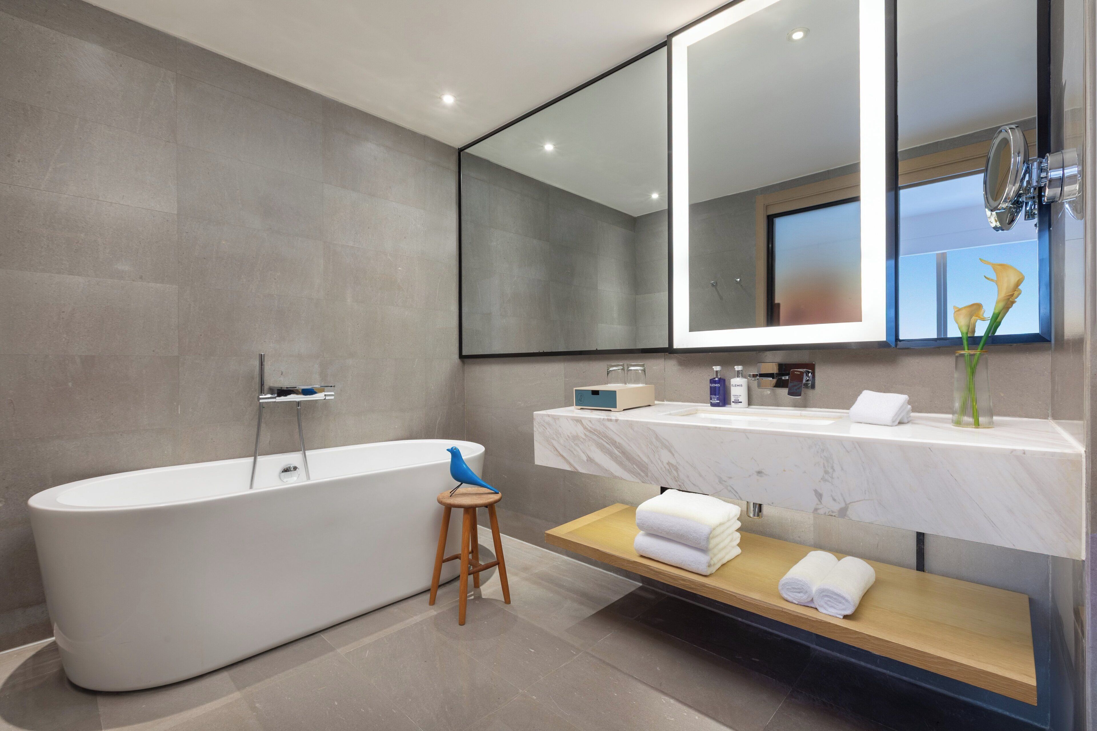 Habitación Grand, 1 cama de matrimonio grande, vistas a la ciudad (Super King) | Baño | Ducha y cabezal de ducha con hidromasaje