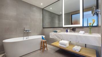 Habitación Grand, 1 cama de matrimonio grande, vistas a la ciudad (Super King) | Baño | Ducha y cabezal de ducha con hidromasaje