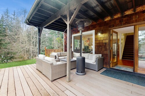 Dog-Friendly Home with Peaceful Location Near Lake and Town