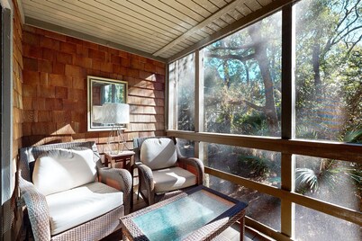 Refurbished Villa with Private Wooded Views, Tennis & Nearby Beach Access