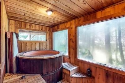 Spacious chalet with WiFi, private hot tub & solarium - dogs ok
