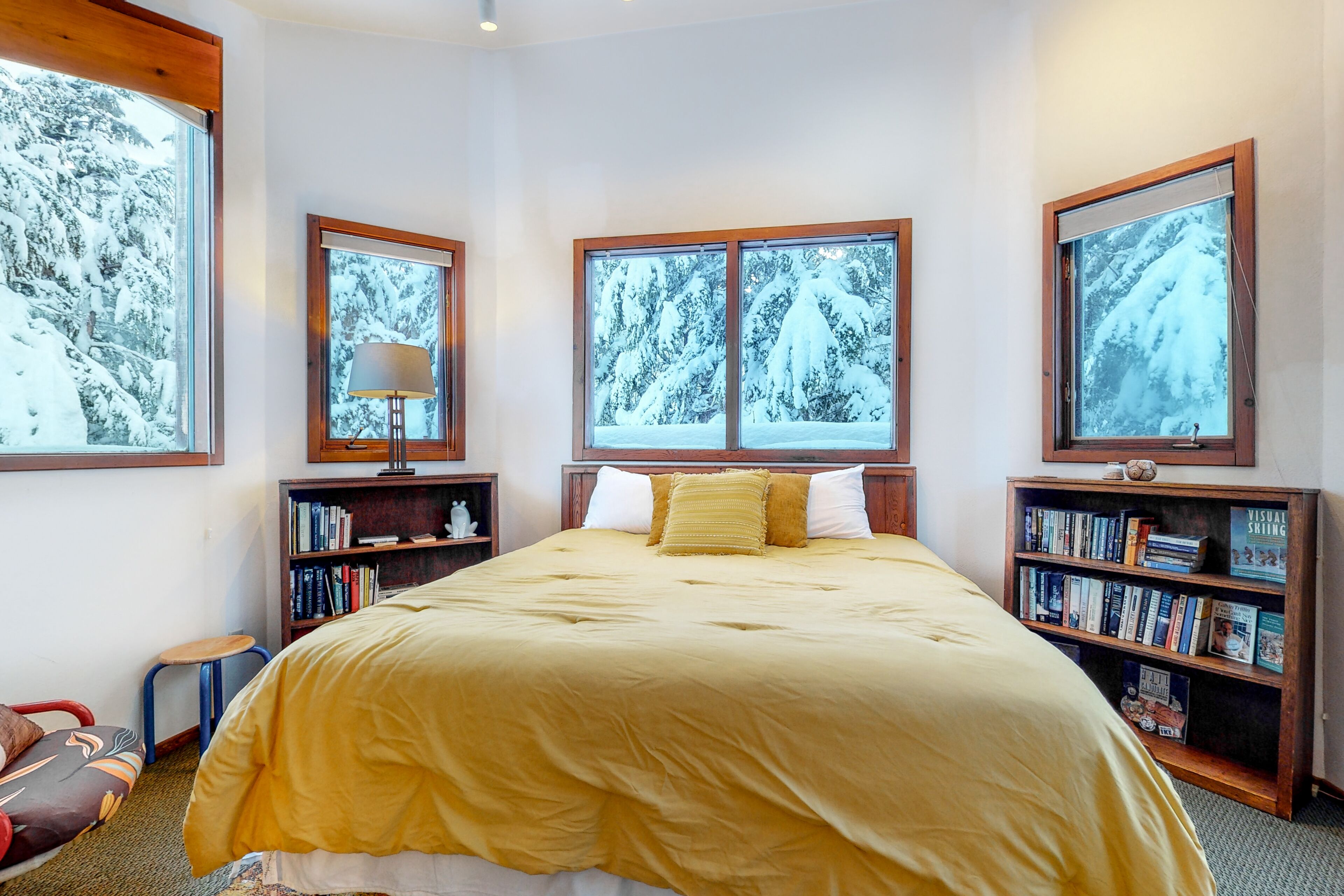 4 quartos, acesso à internet, roupa de cama