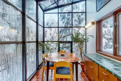 Spacious chalet with WiFi, private hot tub & solarium - dogs ok