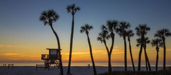 Old Florida-style cottage w/ private heated pool - walk to the beach - dogs OK