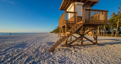 Vanha Florida-tyylinen mökki w / oma lämmitetty uima-allas - kävelymatkan päässä rannalta - koirat OK!
