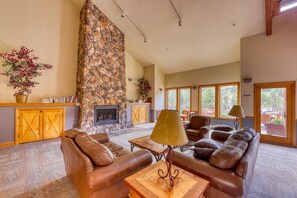 テレビ、暖炉、DVD プレーヤー