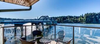 Gorgeous riverfront rental with excellent views & large private deck