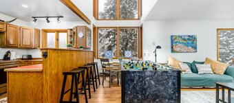 Chalet w/ private hot tub in quiet location 3 blocks to the resort, dogs welcome