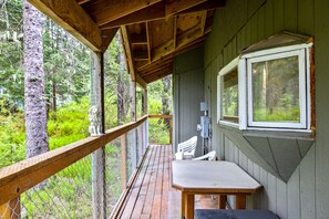 Property grounds - Dog-friendly cottage with private hot tub, great location, and views (Girdwood)