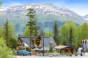 Exterior - Dog-friendly cottage with private hot tub, great location, and views (Girdwood)