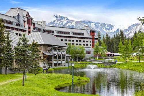 Dog-friendly cottage with private hot tub, great location, and views