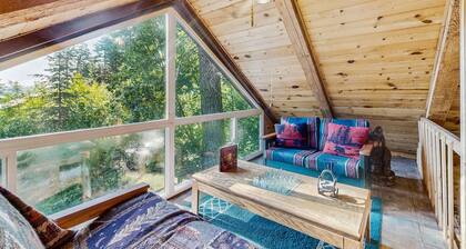 Cabina que admite perros con pacíficas vistas al lago, excelente espacio al aire libre