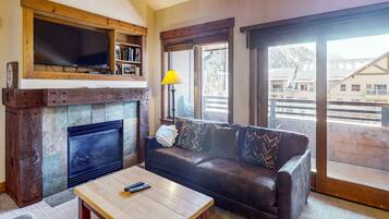 TV, peis, DVD-spiller og bøker