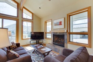 Fernseher, Kamin, Stereoanlage