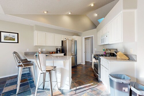 Family-Friendly House with Fireplace, Kitchen & Yard - Wineries Nearby