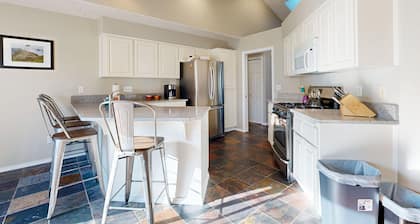 Family-Friendly House with Fireplace, Kitchen & Yard - Wineries Nearby