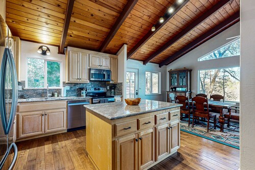 Spacious & airy home with 2 decks & shared pool - walk to Pine Mountain Lake Marina