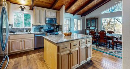 Spacious & airy home with 2 decks & shared pool - walk to Pine Mountain Lake Marina