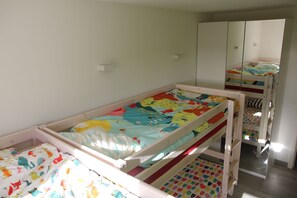 2 bedrooms, iron/ironing board, travel cot, WiFi