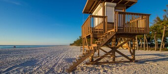 Quaint beachfront duplex in ideal location with screened lanai & free trolley