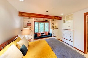 4 slaapkamers, een strijkplank/strijkijzer, internet, beddengoed