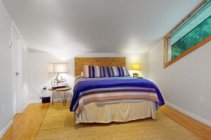 4 bedrooms, iron/ironing board, Internet, bed sheets - Beautiful house with custom touches, quiet location, & lovely views (Girdwood)