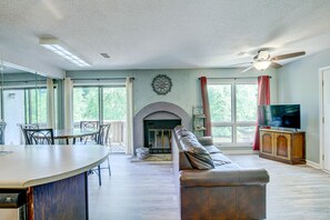TV, fireplace