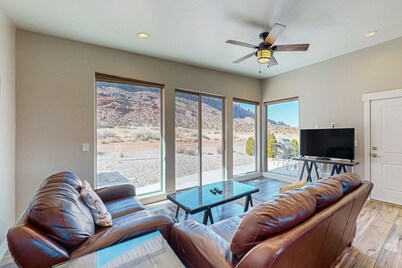 Tranquil desert home with private hot tub and great views - close to Arches