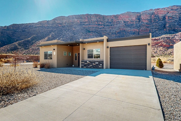 Exterior - Tranquil desert home with private hot tub and great views - close to Arches (Moab)