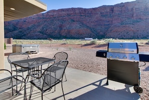Outdoor dining - Tranquil desert home with private hot tub and great views - close to Arches (Moab)