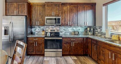 Tranquil desert home with private hot tub and great views - close to Arches