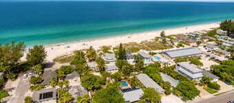 Historic beach cottage with private pool - walk 1 block to beach & free trolley