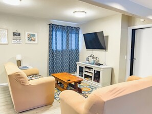 Älytelevisio, videopelejä, DVD-soitin, pöytäjalkapallopöytä