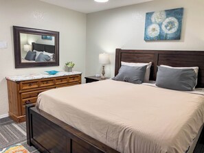 2 makuuhuonetta, tallelokero huoneessa, työpöytä, silitysrauta/-lauta