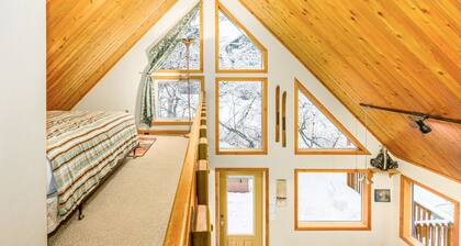 Cozy chalet with breathtaking views, & walk to slopes - dogs welcome