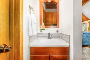 Sèche-cheveux, serviettes fournies