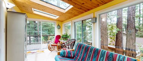 Fernseher, Kamin, DVD-Player, Videothek