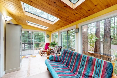 Cozy House with Ocean Views, Private Hot Tub & Beach Access Nearby