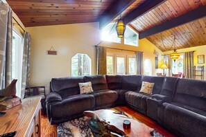 TV, lareira, DVD player, videoteca