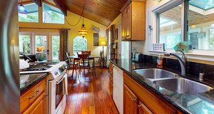 Cozy House with Ocean Views, Private Hot Tub & Beach Access Nearby