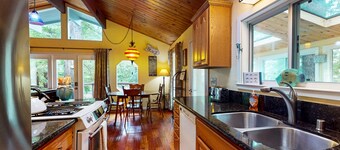 Cozy House with Ocean Views, Private Hot Tub & Beach Access Nearby