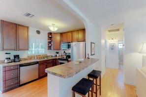 Fridge, microwave, oven, stovetop - Island villa with heated private pool, tranquil courtyard, easy beach access (Holmes Beach)