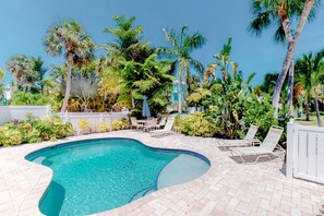 A heated pool - Island villa with heated private pool, tranquil courtyard, easy beach access (Holmes Beach)